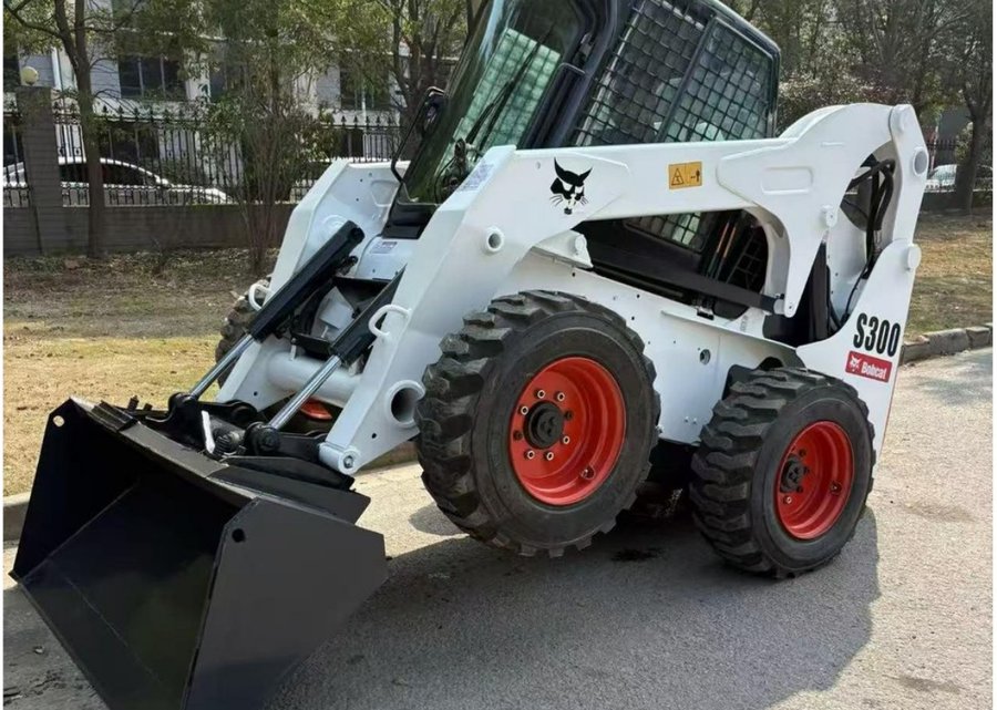 Bobcat 300 — мини-погрузчик