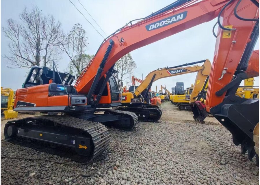 Doosan 225 — гусеничный экскаватор