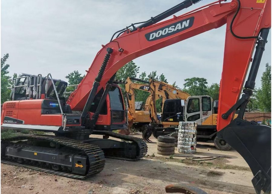 Doosan 300 — гусеничный экскаватор