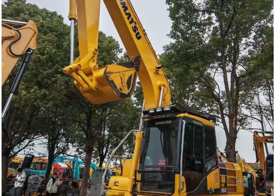 Komatsu 160 — гусеничный экскаватор