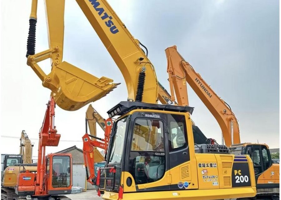 Komatsu 220 — гусеничный экскаватор