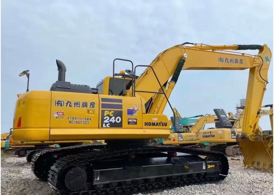 Komatsu 240 — гусеничный экскаватор