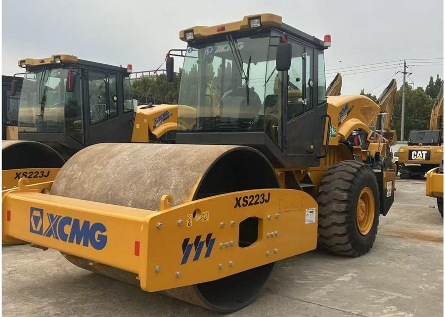 XCMG 223 — грунтовый каток, гладкий вальцы